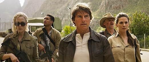 Mission Impossible: Tom Cruise mit seinem Team im Hintergrund