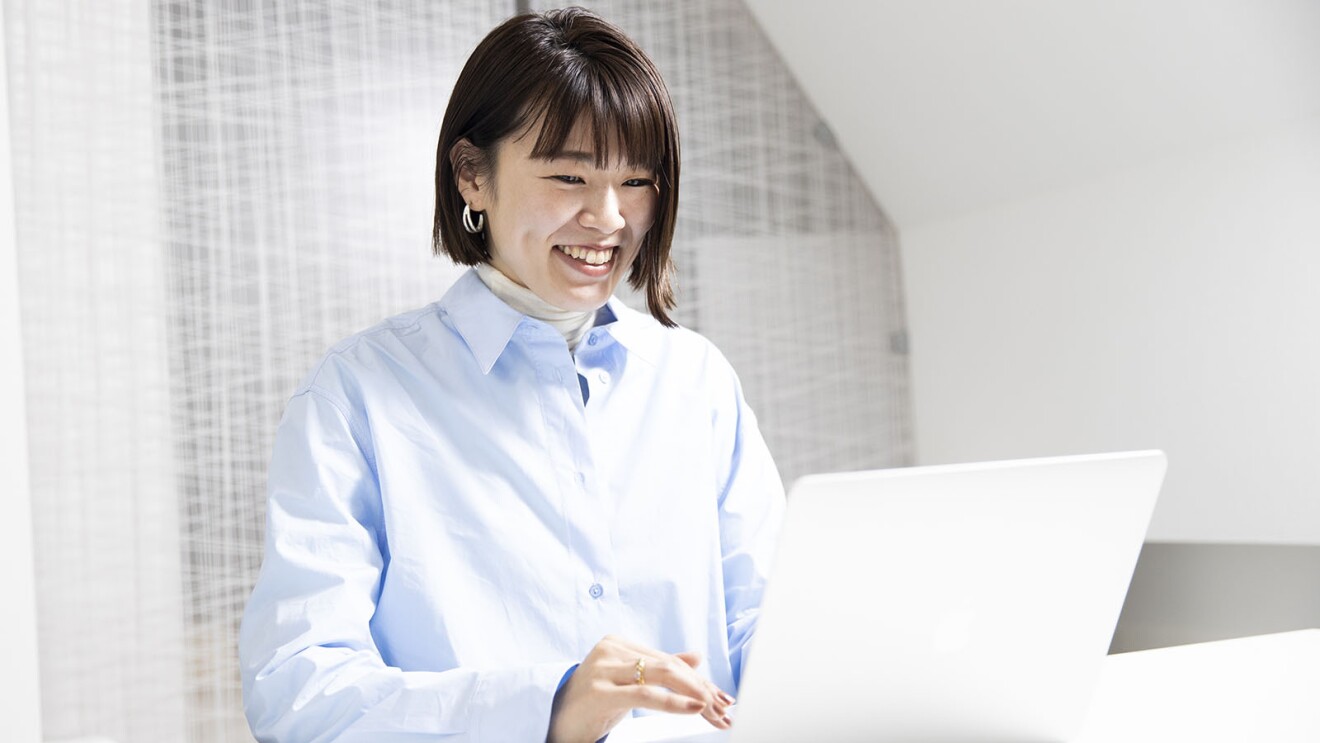 ノートPCで作業をしている石田さん