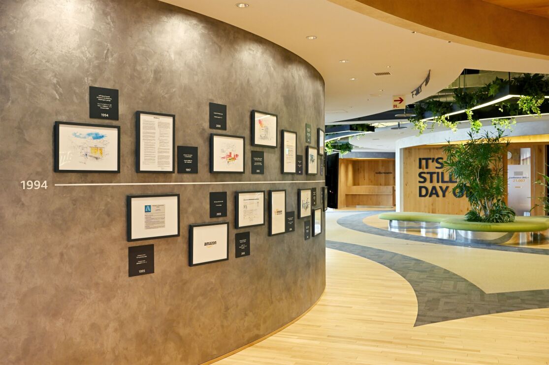 半円形の壁に沿ってのびている通路。壁にはいくつか額装されたイラストが見える