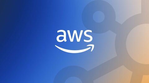 青と薄いオレンジのグラデーション背景に、白文字でAWSのロゴ