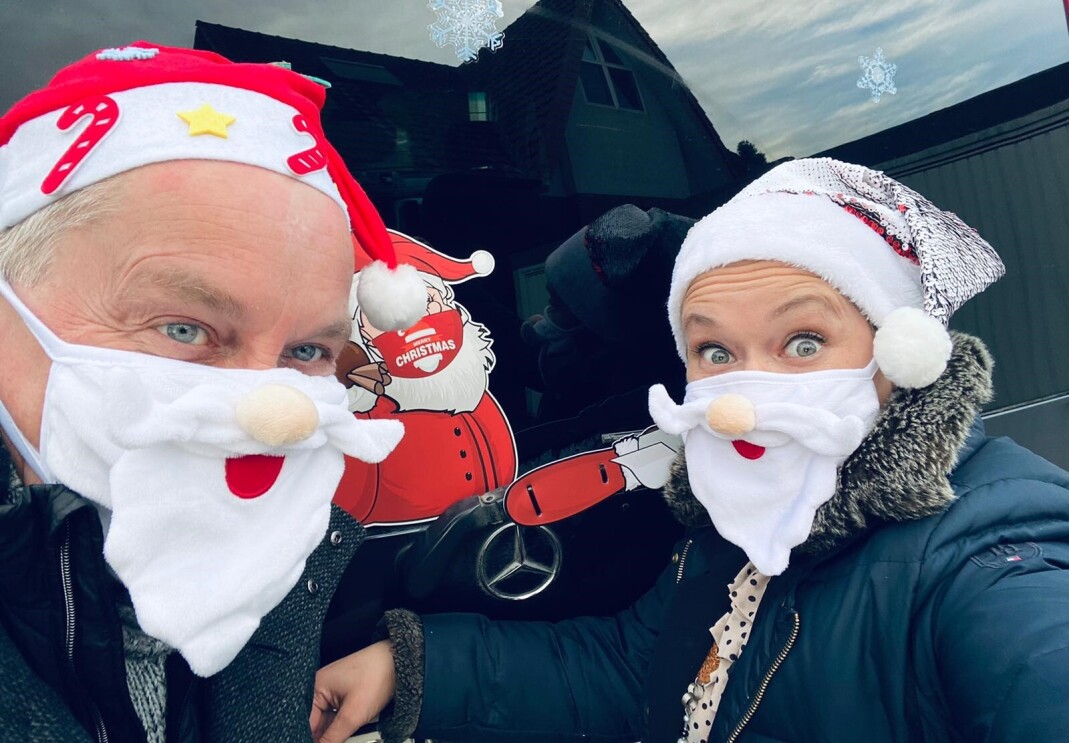 Martin Pausch mit Freundin Rebecca als Weihnachtsmannbzw. -frau.