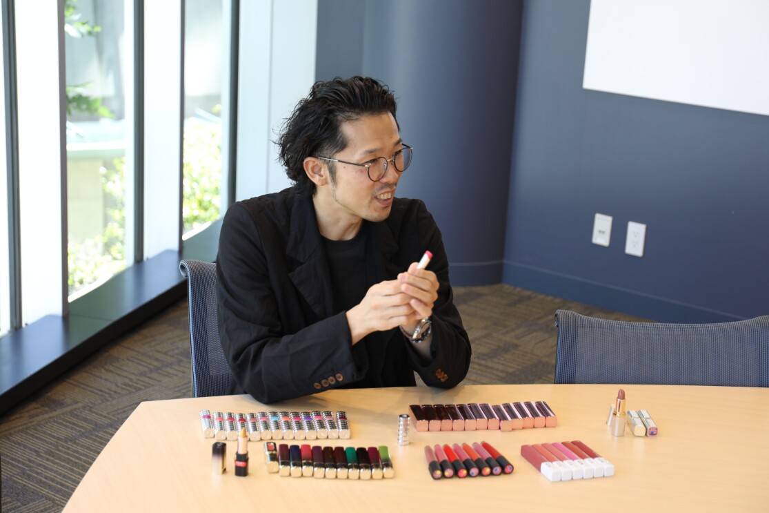 AIを活用、Amazonの「バーチャルメイク」