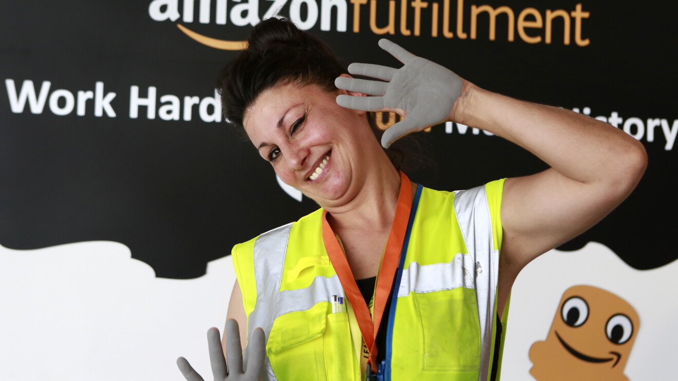 Patricia Alonso es una amazonian que trabaja en el centro logístico de San Fernando de Henares. Es de mediana edad, tiene el pelo negro y lo lleva recogido. Va con un chaleco de color amarillo. Mirando a cámara guiña el ojo izquierdo y muestra las palmas de las manos con yeso y enseñando los cinco dedos como los cinco años de Amazon en España. 