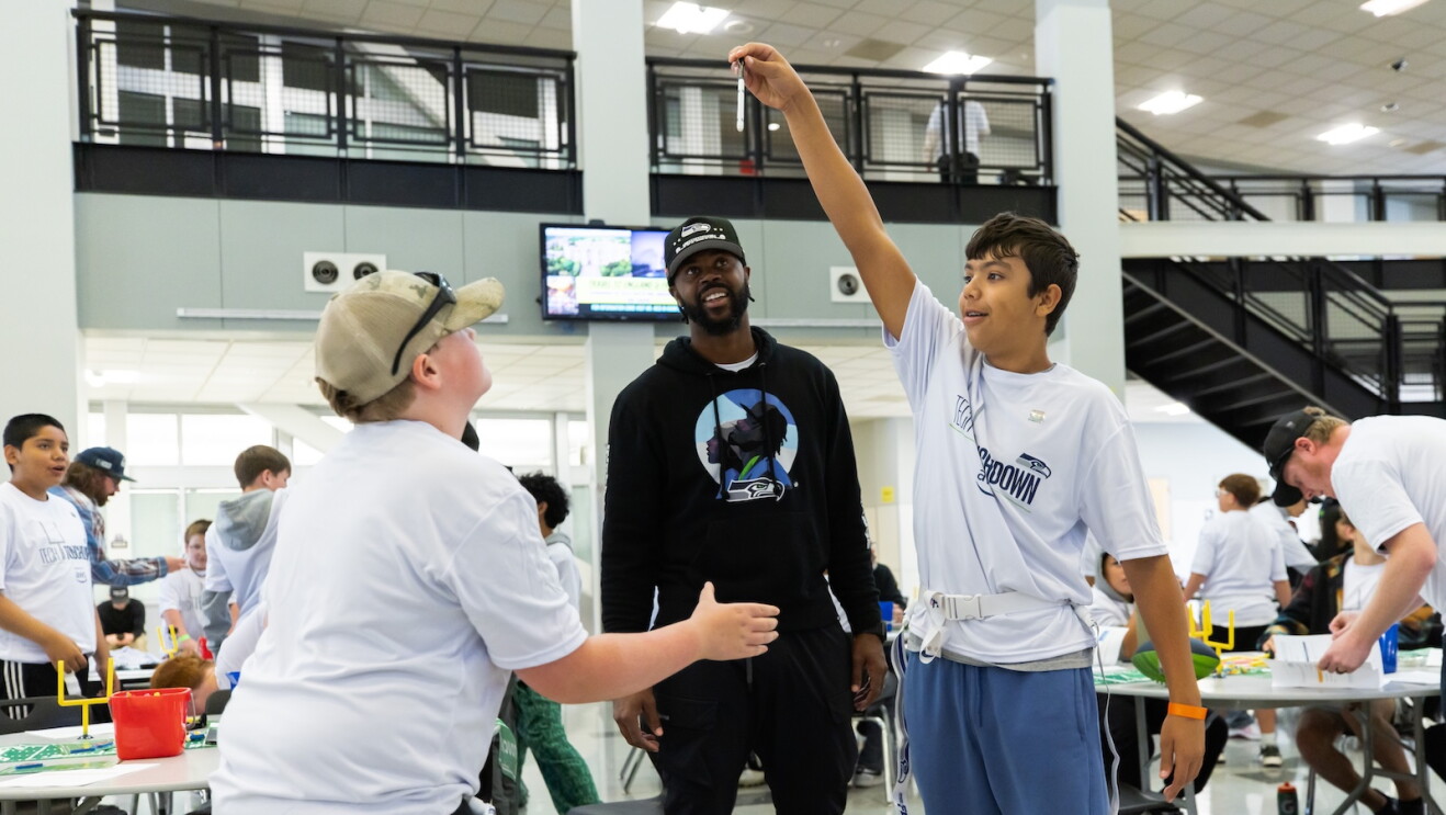 Hermiston students play a game led by Former Seahawks wide receiver Sidney Rice