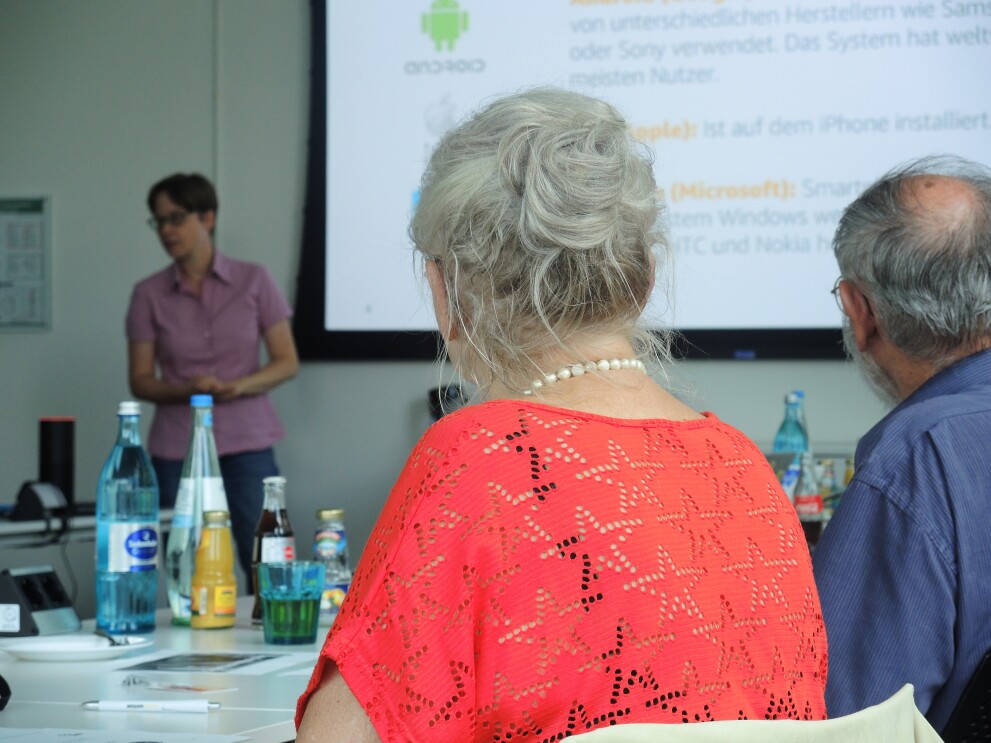 Interessierte Rentner beim Smartphone-Workshop