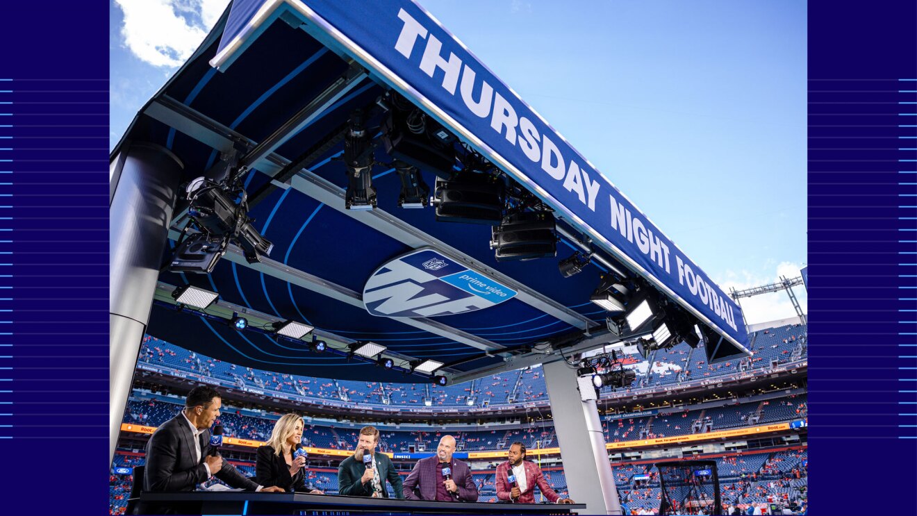 蓝色的旗帜在周四晚上足球足球体育场。