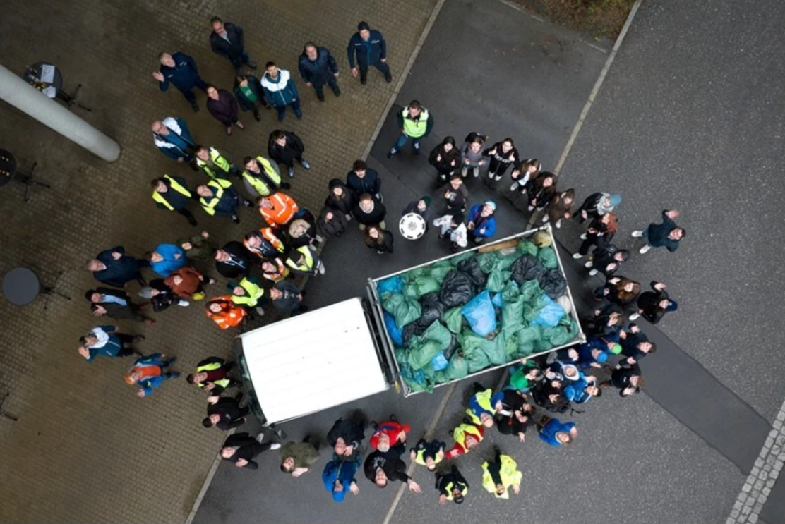 Amazon Mitarbeiter innen des Verteilzentrums Straubing sammelten Müll während ihres Clean-up Events Aktion sauberer Hafen bild