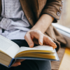 Quelqu'un lit un livre