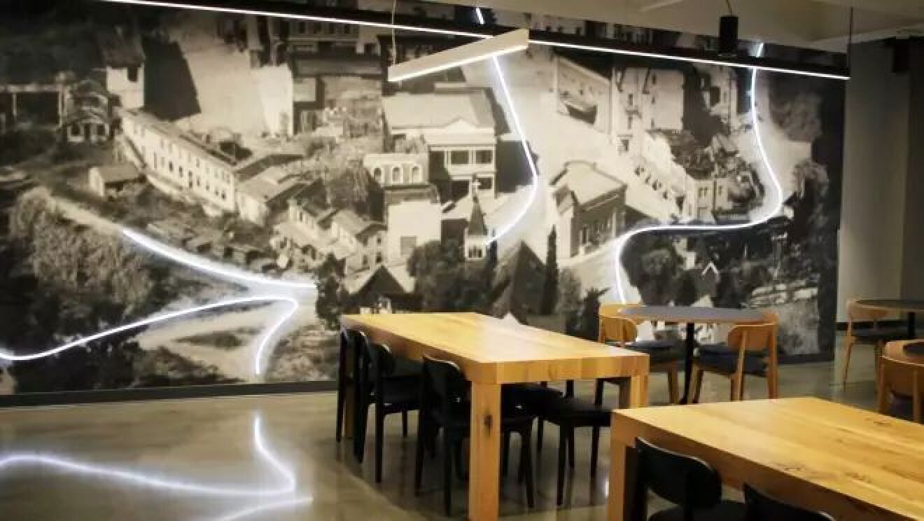 ホールにあるスタジオの白黒写真の壁紙の上に白い線が光っている。