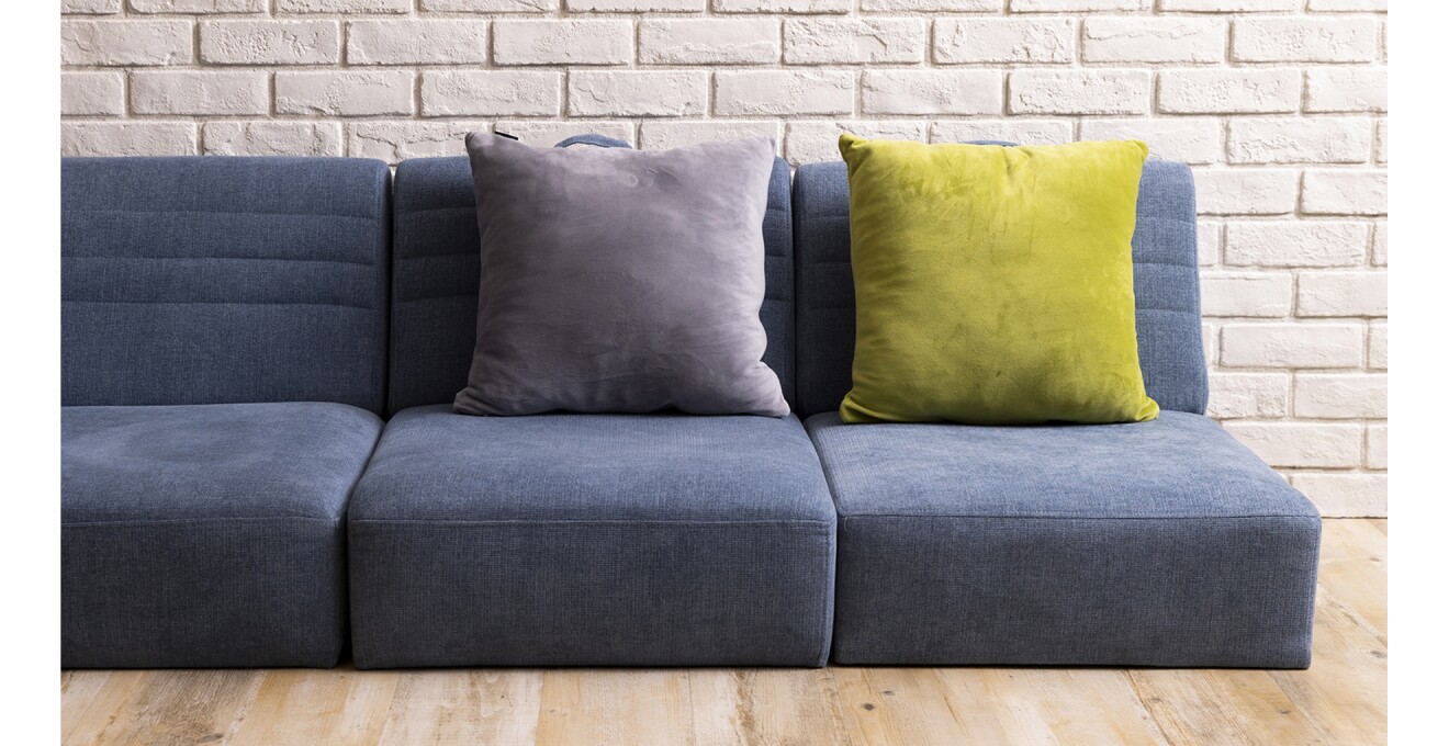 ソファの上の普通のクッションに見えるリングエクサクッションの写真