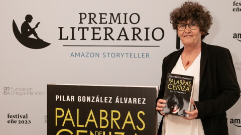Pilar Gonzalez Alvarez con la novela ganadora. 