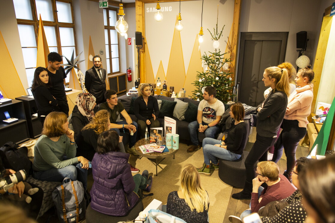 Sophia Thiel im Amazon Pop-up Store #HomeOfChristmas im Gespräch mit den Besuchern.