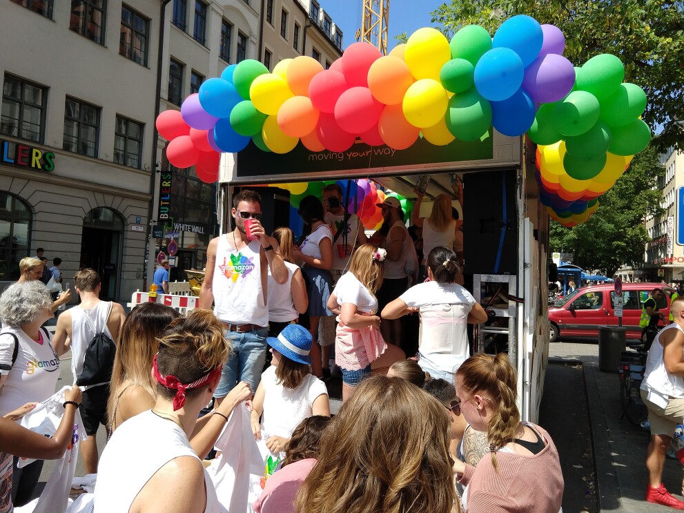 Amazon Mitarbeiter und Glamazon-Wagen auf dem Christopher Street Day in München.