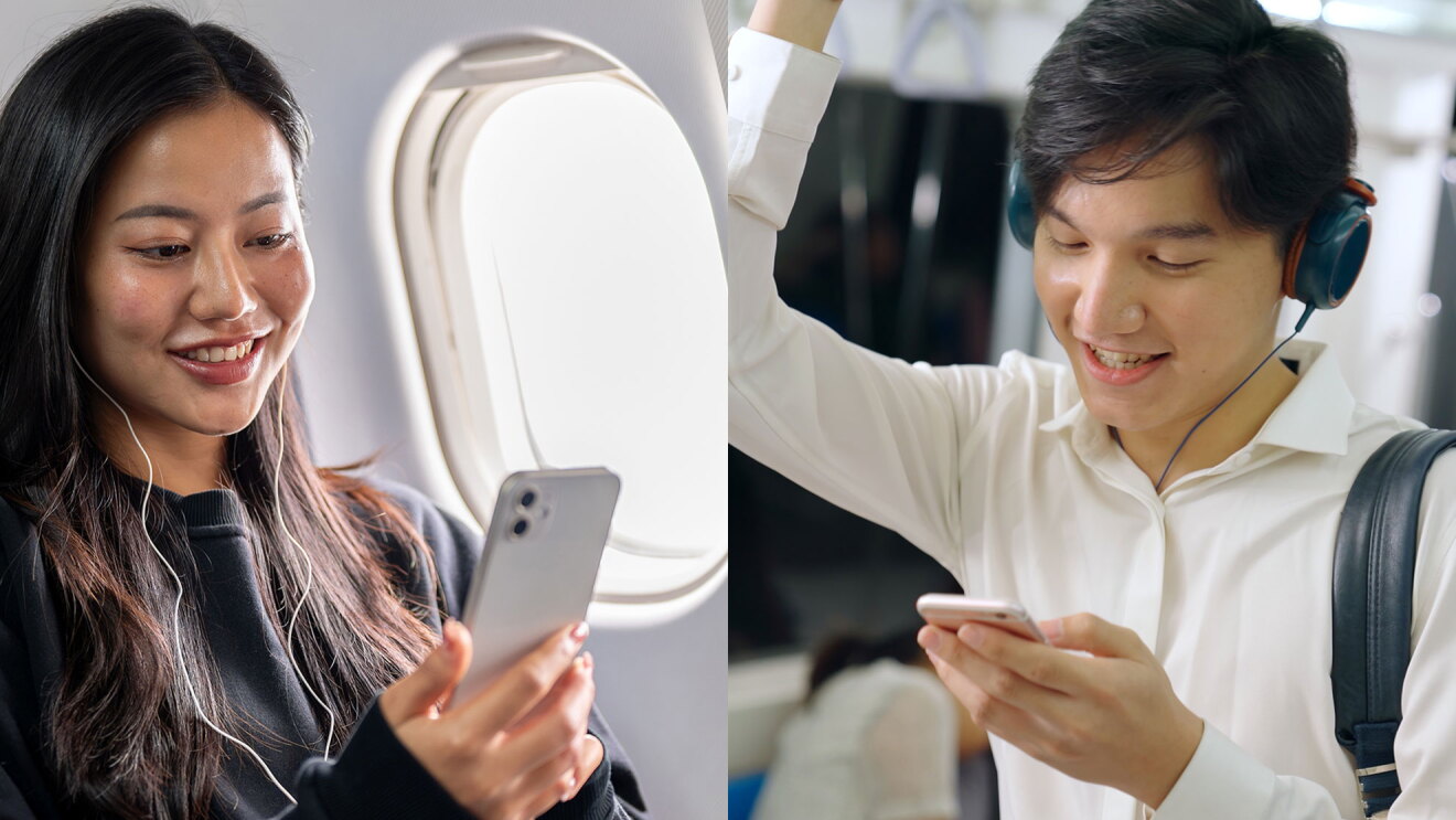 2枚の写真を組み合わせた画像。左側は飛行機の窓際でスマートフォンを見つめる人物、右側は電車内で吊革につかまりながらスマートフォンを見る人物。どちらも笑顔で画面を見つめている。