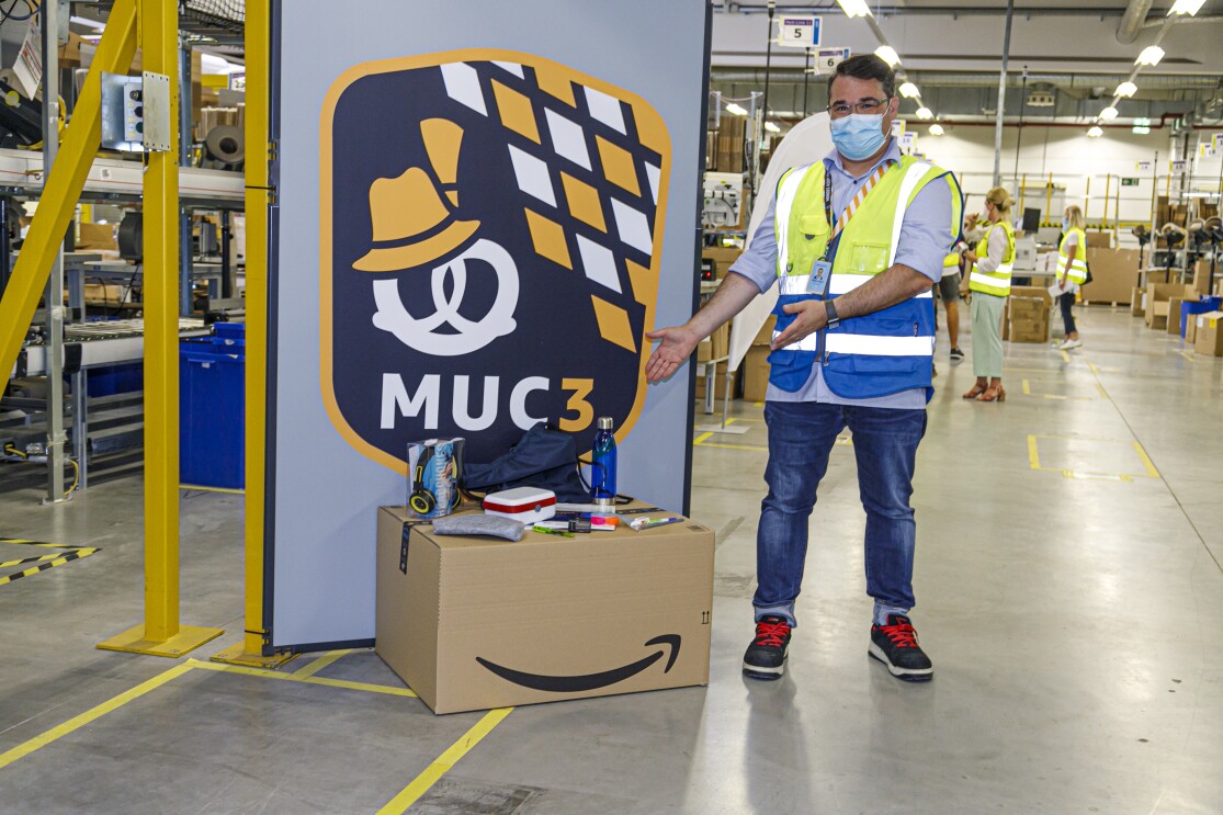 Amazon Logistikmitarbeiter mit den Schulstartspenden
