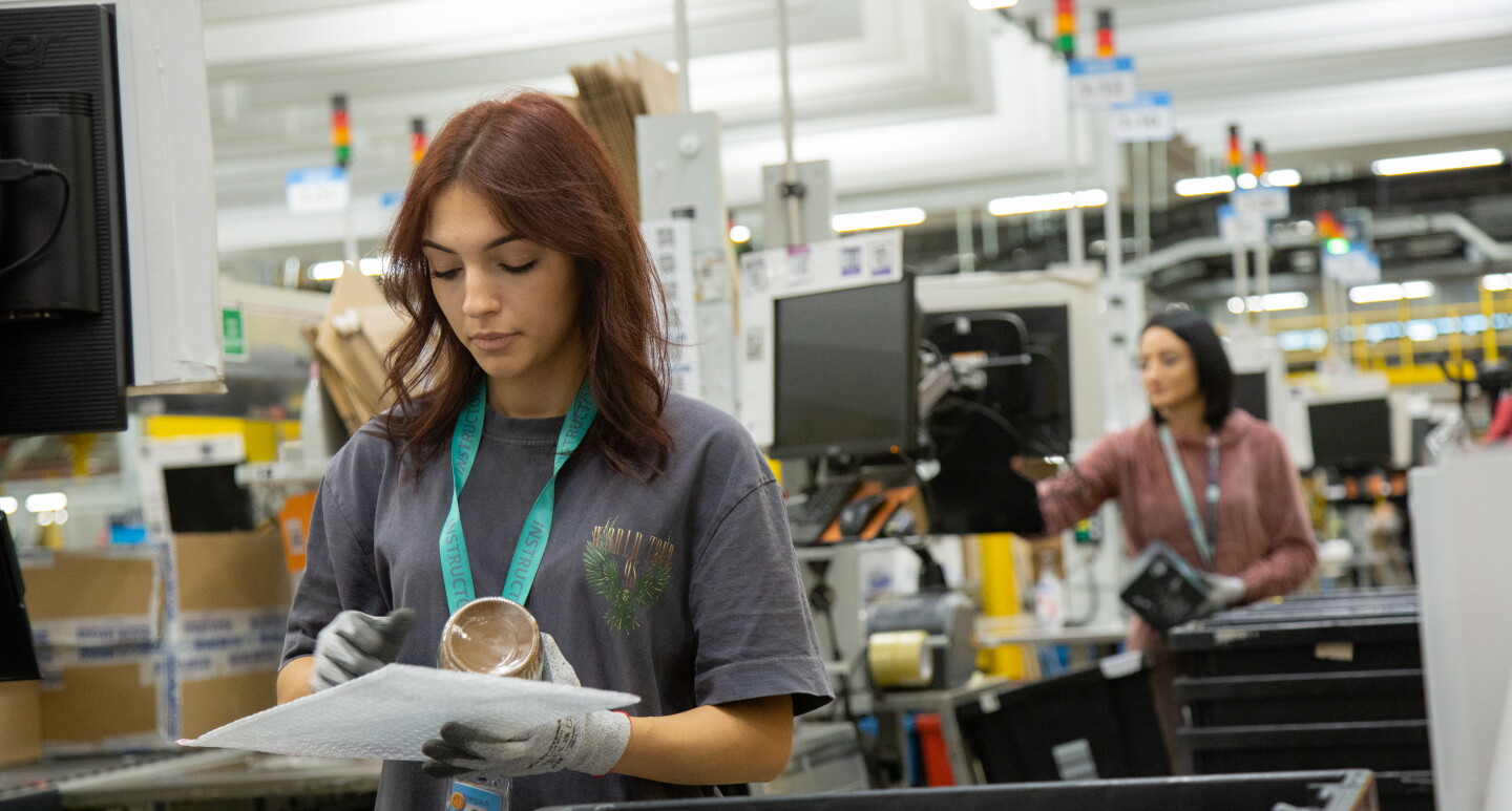 Lavoratori del centro logistico di Amazon