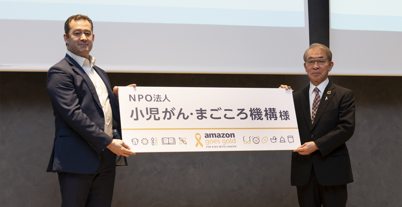 寄付パネルを手渡す様子