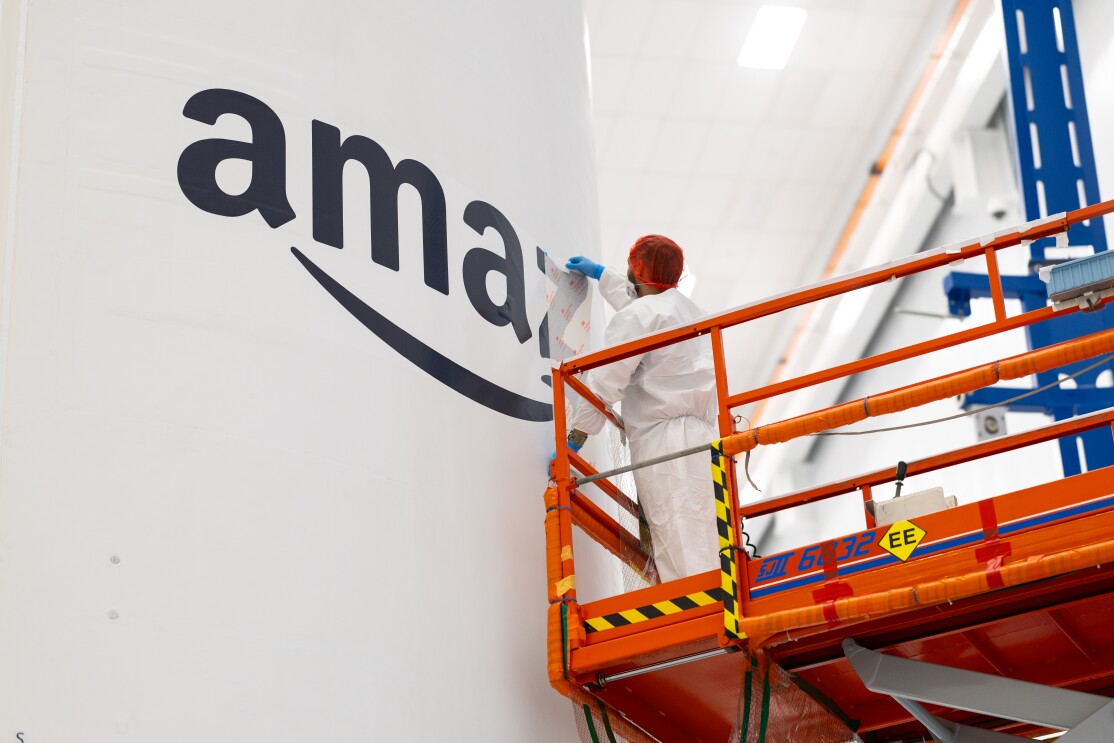 O logotipo Amazon é aplicado na carenagem de um foguete Atlas V– Amazon Image