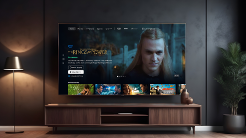 Prime Video: nueva experiencia streaming mejorada. Salón de casa con TV de fondo