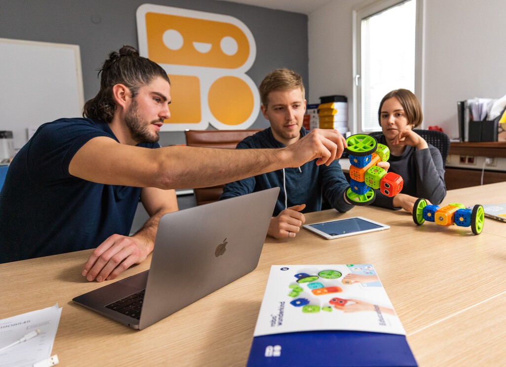 Kinder lernen mit Robo Wunderkind, wie man programmiert