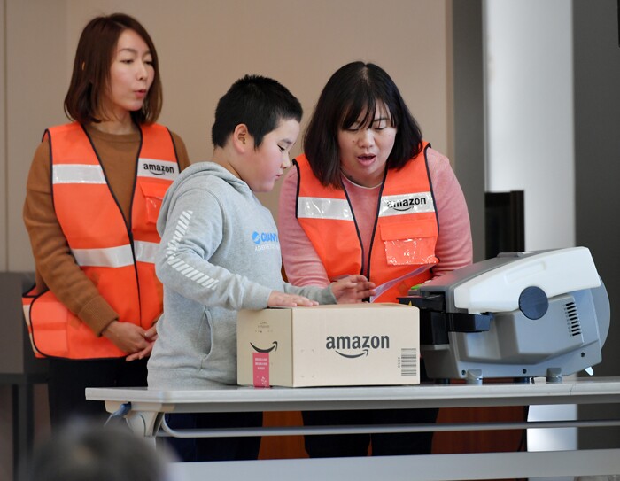 箱詰め体験をする子ども