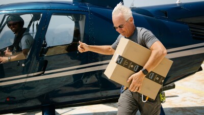 这是亚马逊在海岸边运送包裹的视频图片。