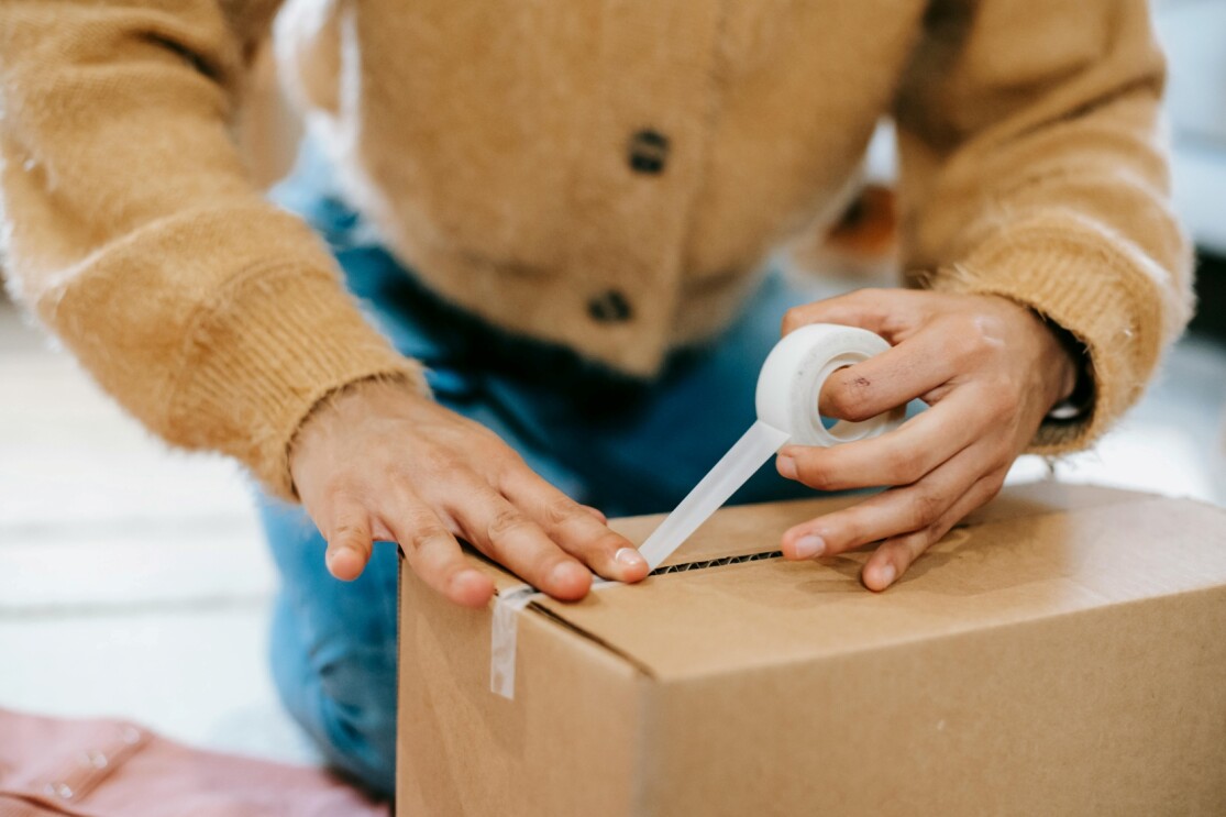 Une femme qui prépare un colis à envoyer