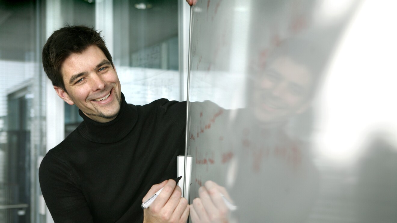 Matthias Bethge an einem Whiteboard