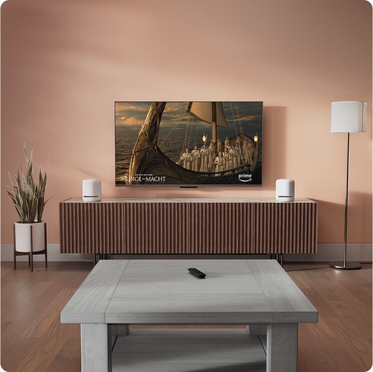 Modernes Wohnzimmer mit laufender Serie auf dem Fernseher über Amazon Fire TV.