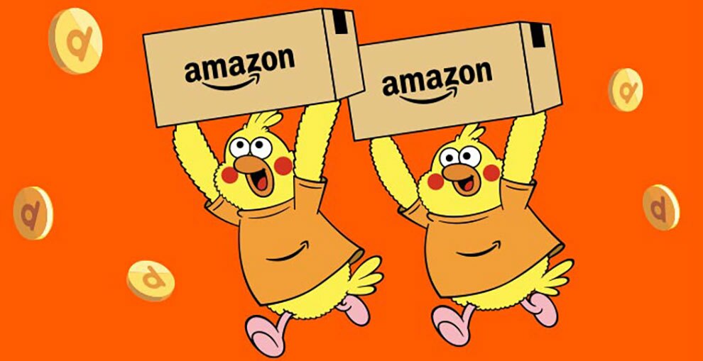 Amazonロゴ入りのオレンジTシャツを着たポインコ兄弟が、Amazonの箱を1つずつ掲げて走る。兄弟の周囲には、dポイントのコインが複数浮かんでいる。
