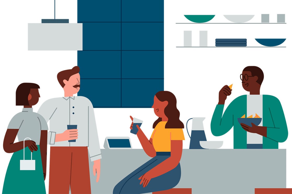 Dibujo de cuatro personas, dos de ellas racializadas en una cocina. UNa ventana azul, una lámpara blanca, dos estanterías con platos, vasos y recipientes. En una barra un hombre con gafas comiendo nachos, con una camiseta blanca y una chaqueta verde. En la barra una jarra. Una mujer sentada con el pelo largo marrón, una camiseta blanca amarilla y un pantalón azul con un vaso. Justo enfrente hay lo que parece una pareja de hombre con camisa blanca y pantalón marrón y agarrando un vaso y la mujer con media melena, jersey blanco y falda azul. Está agarrando un bolso.