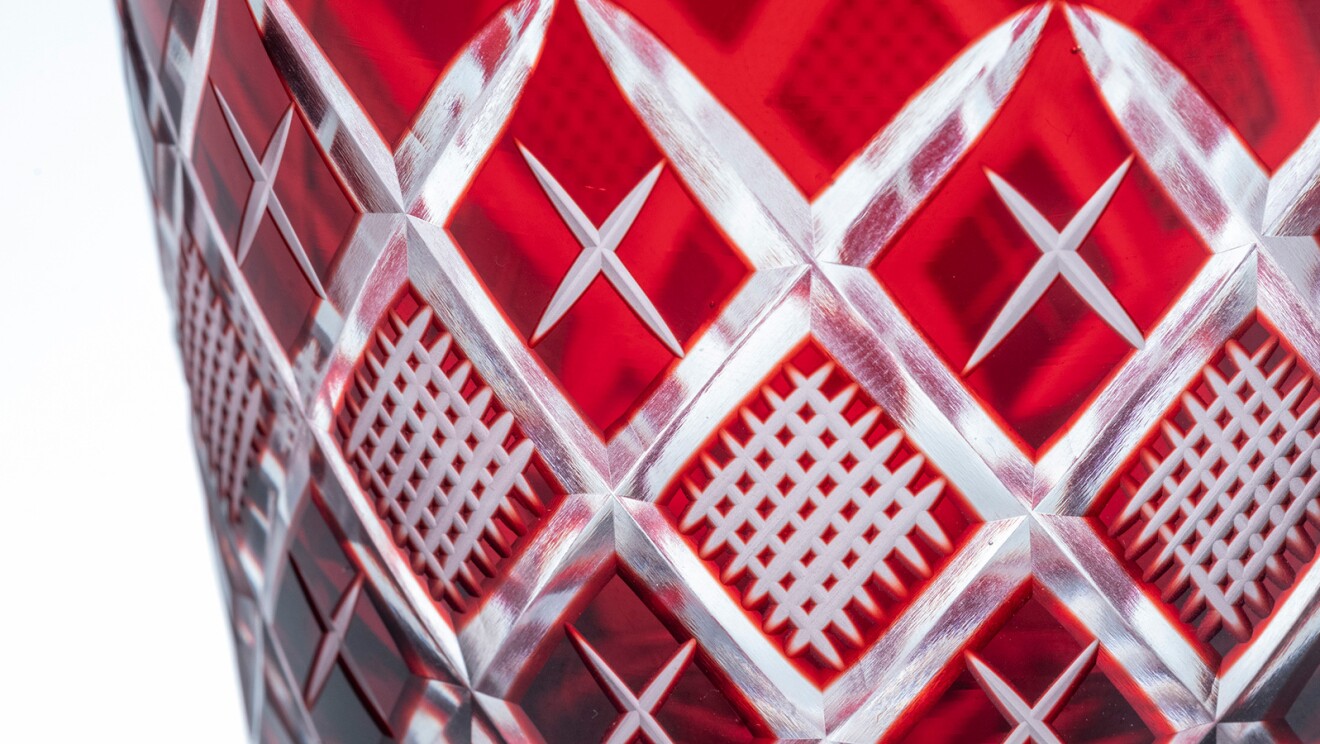 赤い江戸切子のグラスのクローズアップ。シャープな切り込みが見える