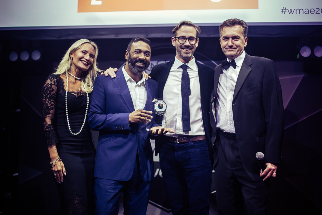 Matt from Universum and Amazon employees collecting award