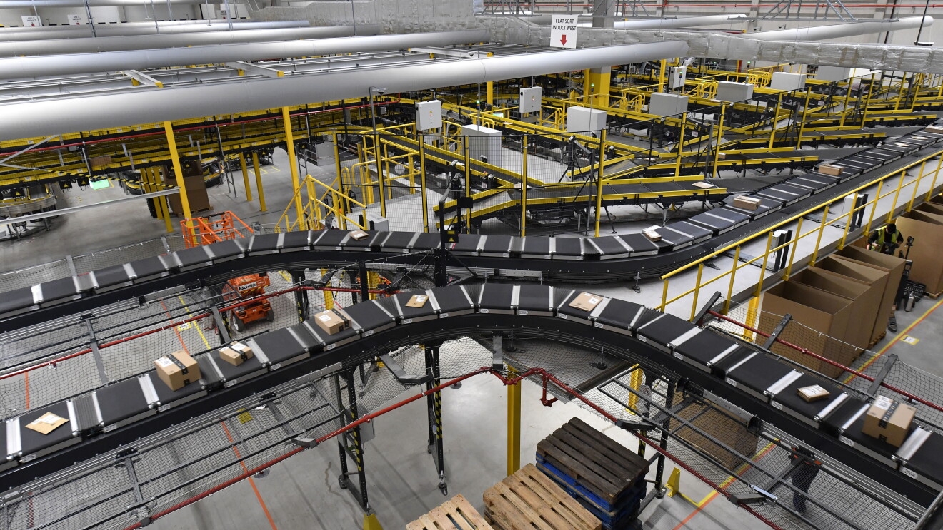 Das Logistikzentrum in Winsen (Luhe) hat die Größe von 9 Fußballfeldern (64.000 m²).