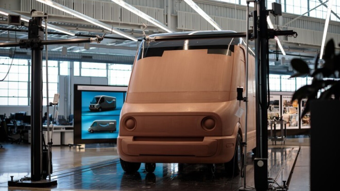 Modello di argilla del nuovo veicolo elettrico per le consegne di Amazon progettato da Rivian