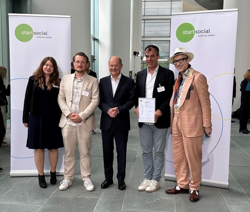 Patrick Vieler und Michael Spitzenberger von Momo hört zu e.V. werden von Bundeskanzler Olaf Scholz für ihr Engagement geehrt