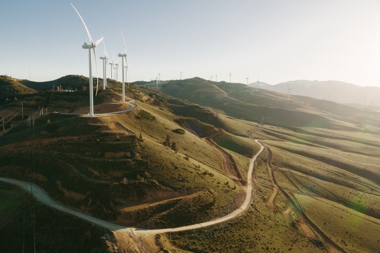 Der Stromverbrauch von Amazons Betriebsabläufen, inklusive Rechenzentren, wurde im Jahr 2023 zu 100 % durch erneuerbare Energien gedeckt.