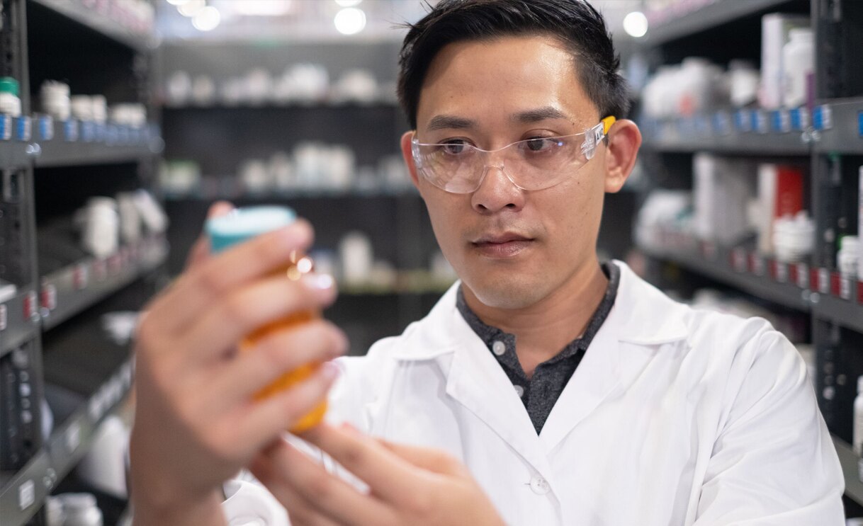 An image of Andrew Vo, an Amazon pharmacist.