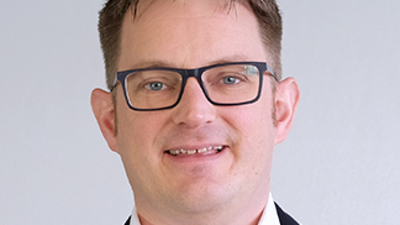 Porträtfoto von Thorsten Behrens vom Österreichischen E-Commerce-Gütezeichen mit hellem Hintergrund.