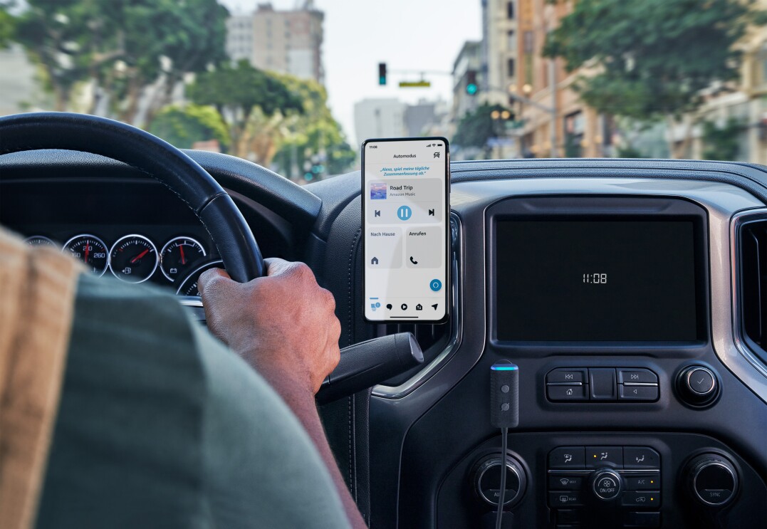 Echo Auto mit mit selbstklebender Autohalterung bietet Flexibilität bei der Platzierung im Auto