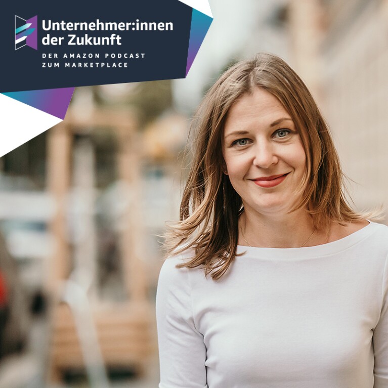Eine Frau mit braunen Haaren und einem weißen Langarmshirt lächelt in die Kamera. Neben ihr stehen die Worte "Unternehmer:innen der Zukunft"