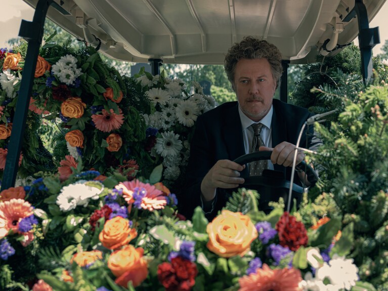 Vize-Friedhofleiter Heli umgeben von Blumen 