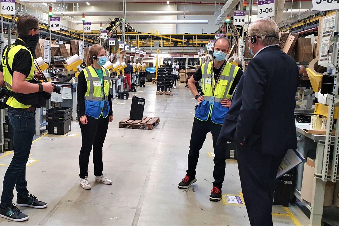 Besuchergruppe mit Fotograf.