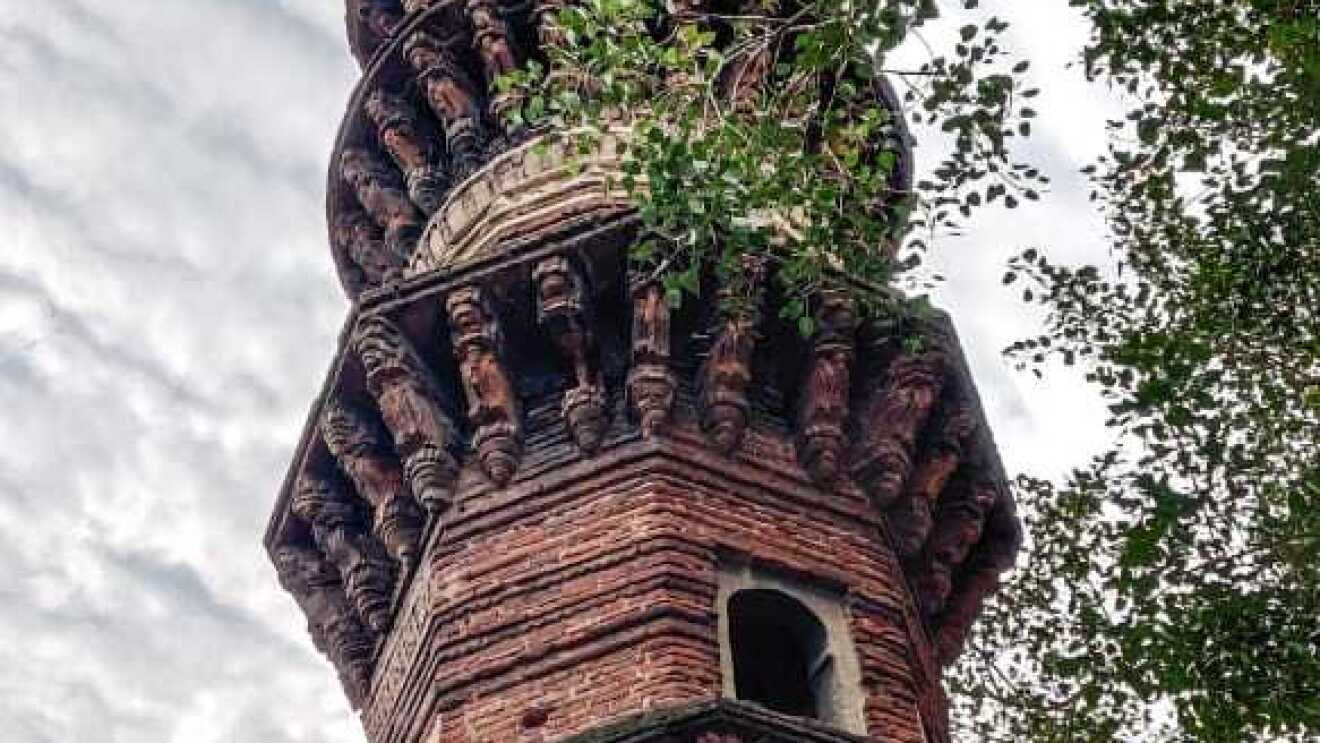 Jhulta Minar