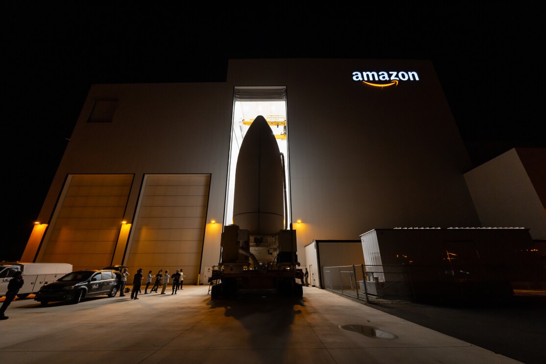 Satélites encapsulados do Projeto Kuiper sendo transportados para integração com Atlas V- Amazon Image