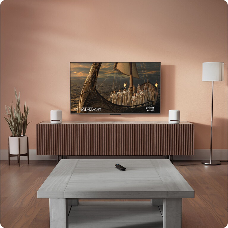 Modernes Wohnzimmer mit laufender Serie auf dem Fernseher über Amazon Fire TV.