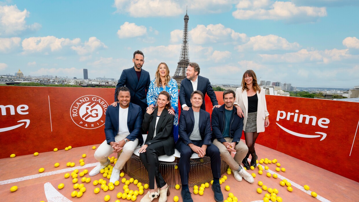 Les experts du tennis Marion Bartoli, Tatiana Golovin, Fabrice Santoro et Jo-Wilfried Tsonga ainsi que les présentateurs principaux Thibault Le Rol et Clémentine Sarlat assistés de Benoit Daniel, le reporter terrain.