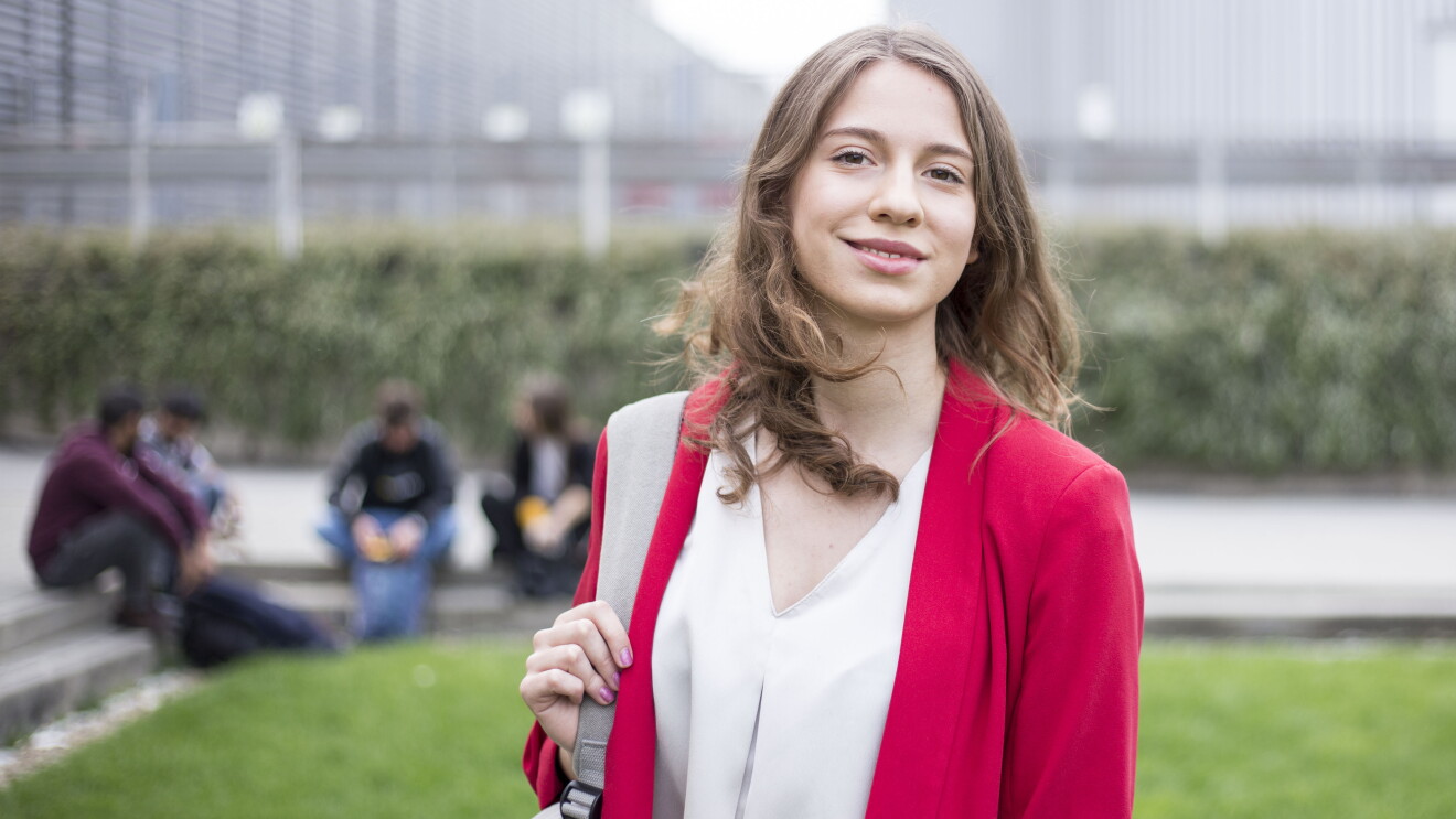 Beatrice Occhiena, sorridente, nel centro di Torino