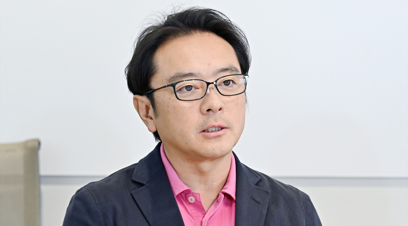 ピンク色のシャツを着てメガネをしている男性（山並さん）が発言している