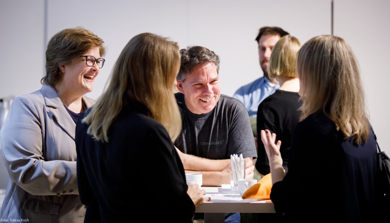 Gemütliches Beisammensein vor der digital.engagiert Preisverleihung.